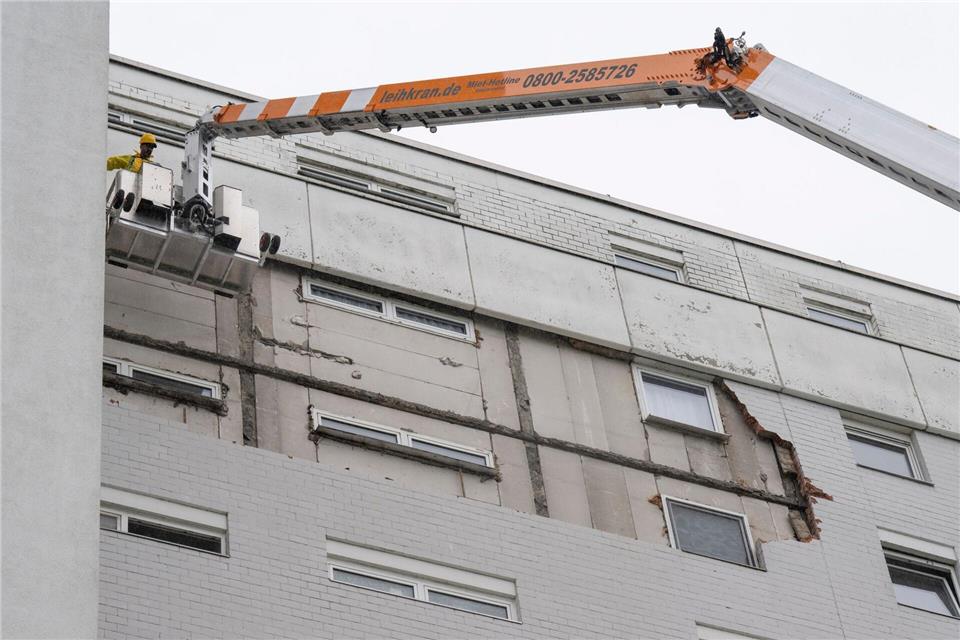 Die Bewohner dürfen das Gebäude zunächst weiter nicht betreten. Doch das könnte sich demnächst ändern. (Archivbild)Boris Roessler/dpa