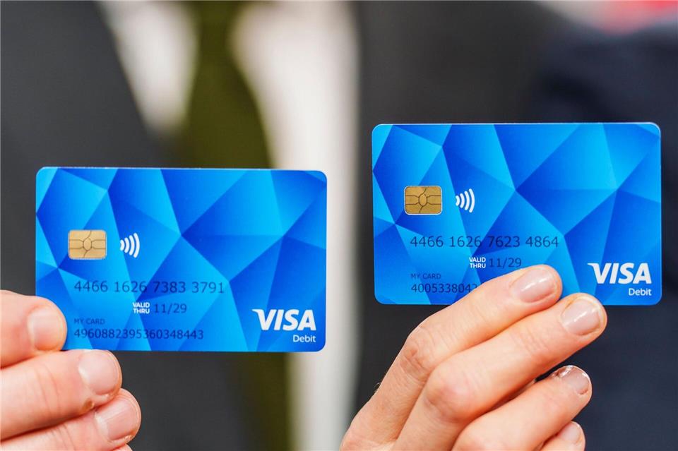 Die Bezahlkarte für Flüchtlinge kommt in Hessen nur langsam voran. (Archivbild)Andreas Arnold/dpa