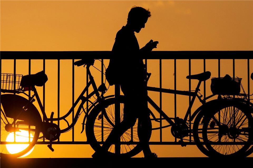 Die Beziehung immer in der Hosentasche? Manche entwickeln romantische Gefühle für Chatbots. (Symbolbild)Gregor Fischer/dpa