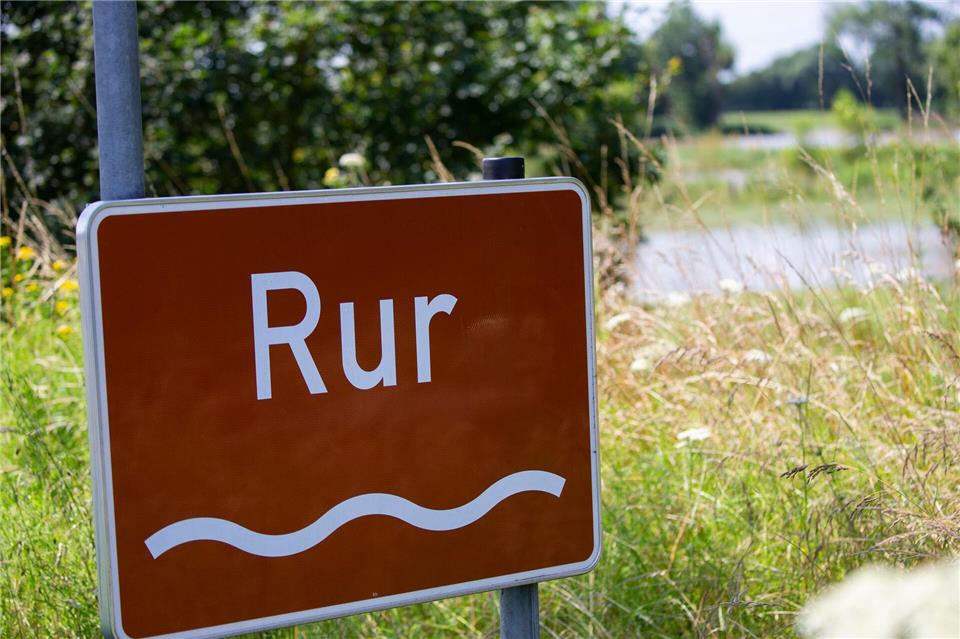 Die Bezirksregierungen untersagen die Entnahme von Wasser. (Archivbild)Thomas Banneyer/dpa