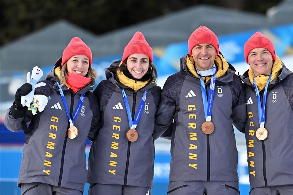 Die Biathleten Franziska Preuß, Vanessa Voigt, Philipp Nawrath und Justus Strelow (l-r) holen Olympia-Bronze in der Mixed-Staffel.Hendrik Schmidt/dpa