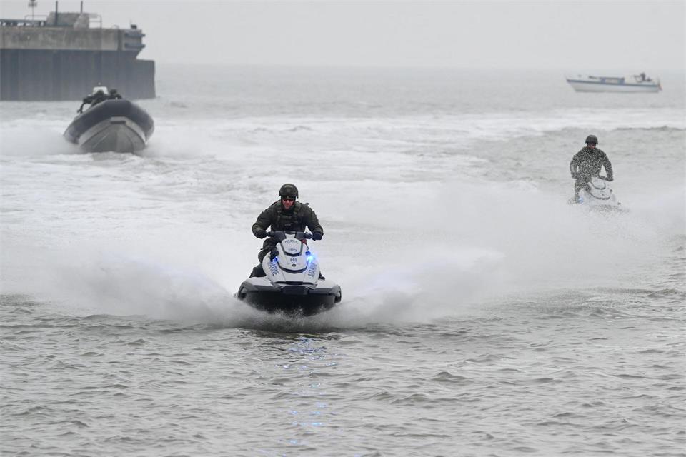 Die „Biber“, auf denen die Soldaten fahren, sehen ähnlich aus wie ein Jetski. Lars Penning/dpa
