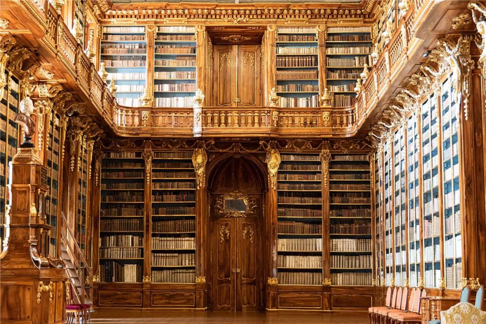 Die Bibliothek im Kloster Strahov diente in „Das Omen“ als Filmkulisse für den Vatikan und in „Casino Royale“ für das britische Oberhaus.Andreas Drouve/dpa-tmn