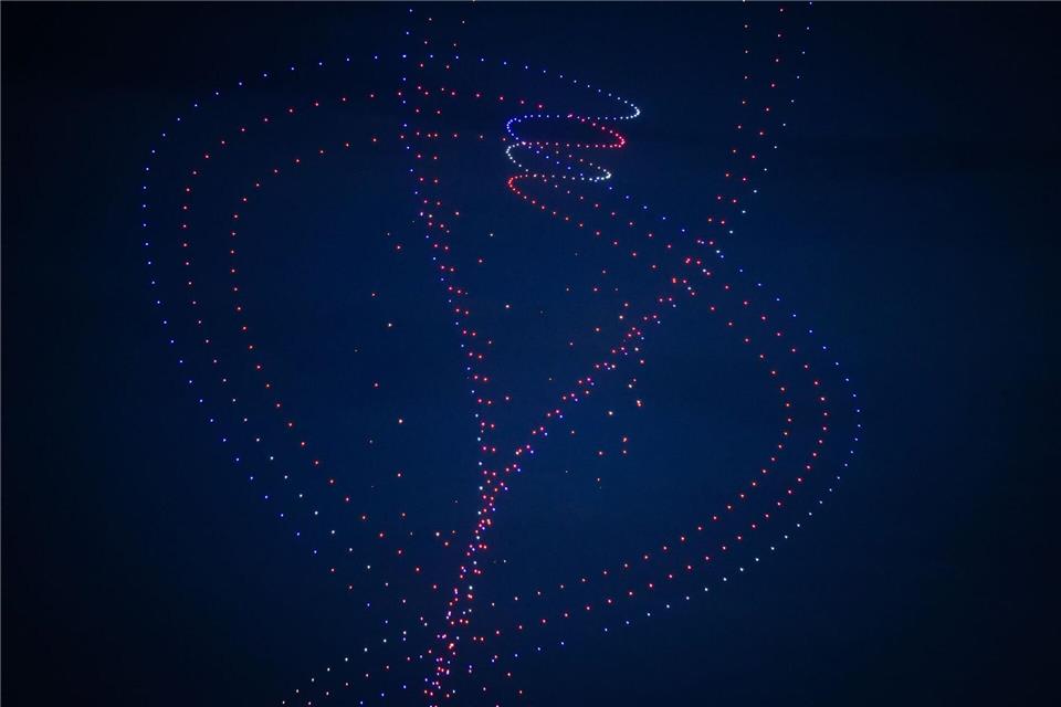 Die Bilder am Abendhimmel hatten laut Veranstalter die Dimensionen eines „fliegenden Einkaufszentrums“. Christoph Reichwein/dpa