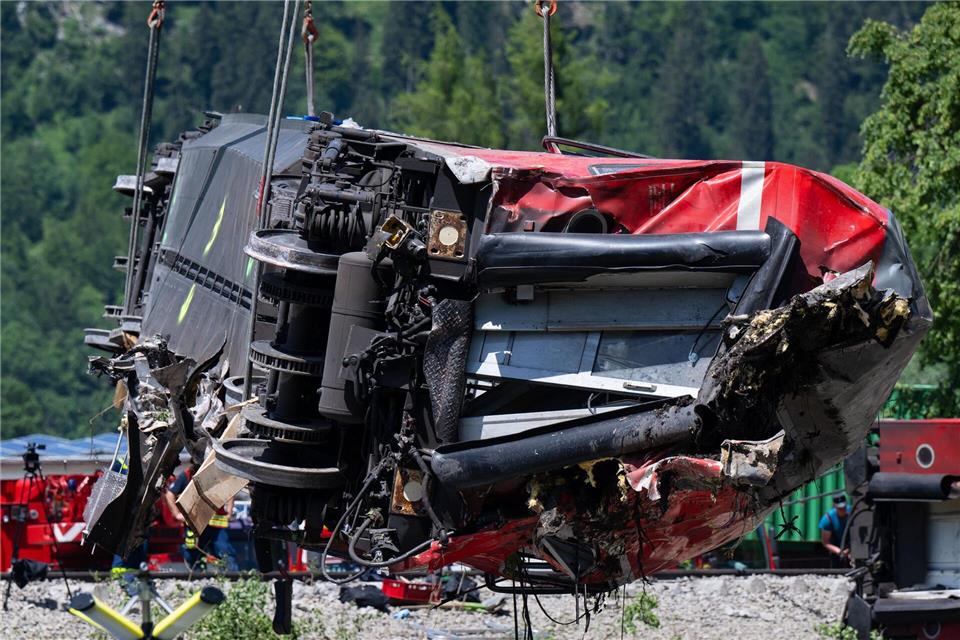 Darum geht es beim Prozess zum Garmischer Zugunglück  Die Bilder von Trümmern und entgleisten Waggons haben sich bei vielen eingeprägt. (Archivbild)Sven Hoppe/dpa