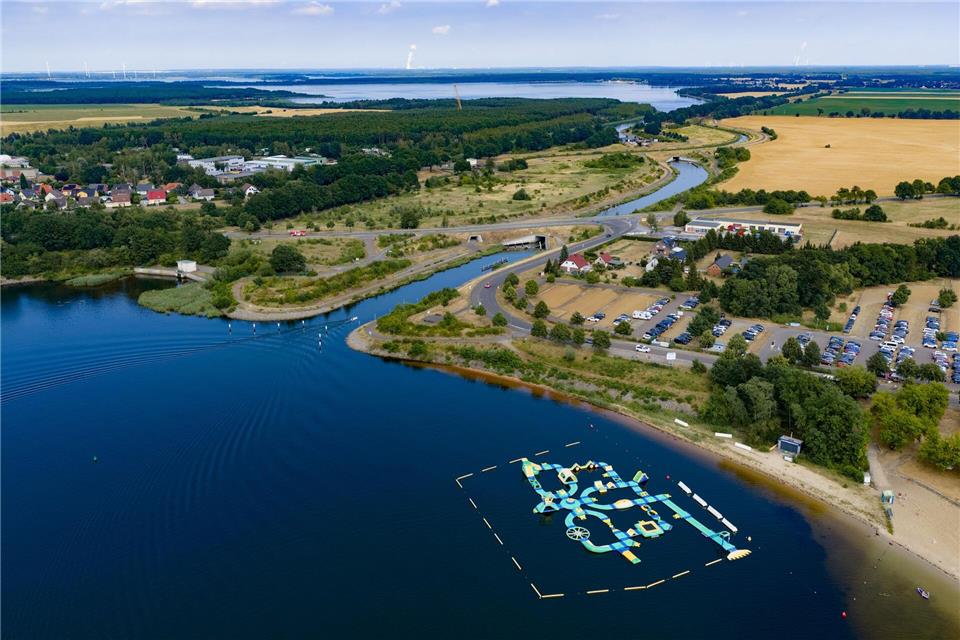 Die Bilder von den gefluteten Tagebauseen täuschen: Der Braunkohleabbau hat der Region eine riesige Menge an Wasser entzogen. (Archivbild)Robert Michael/dpa