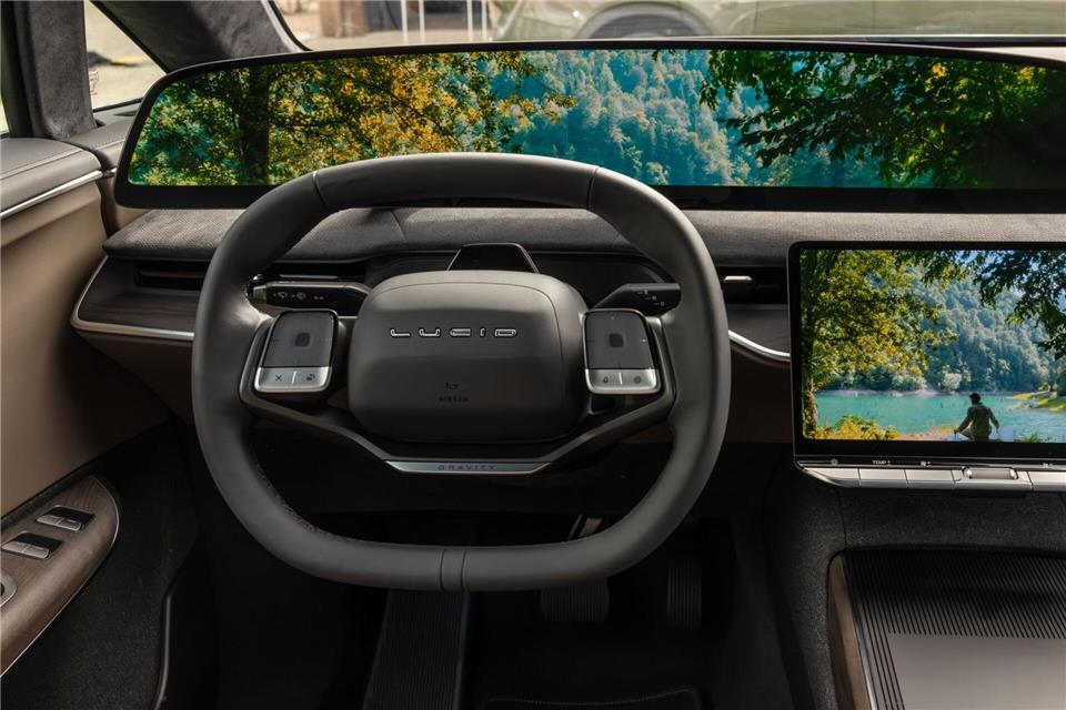Die Bildschirme sind groß und elegant, das eckige Lenkrad hingegen ist Gewöhnungssache.Lucid/dpa-tmn