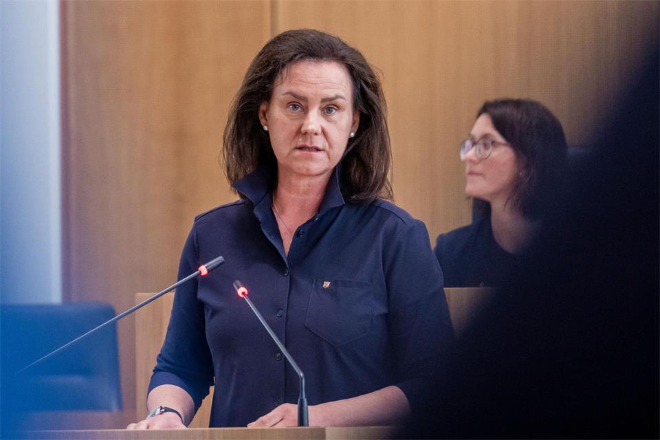 Die Bildungsministerin will den Schulfrieden an der Brennpunktschule wiederherstellen. (Archivbild)Andreas Arnold/dpa