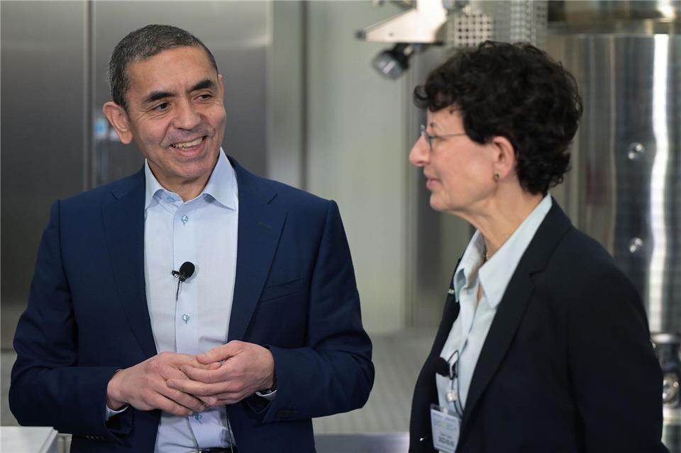 Die Biontech-Gründer Ugur Sahin und Özlem Türec verlassen das Unternehmen. (Archivbild)Sebastian Christoph Gollnow/dpa