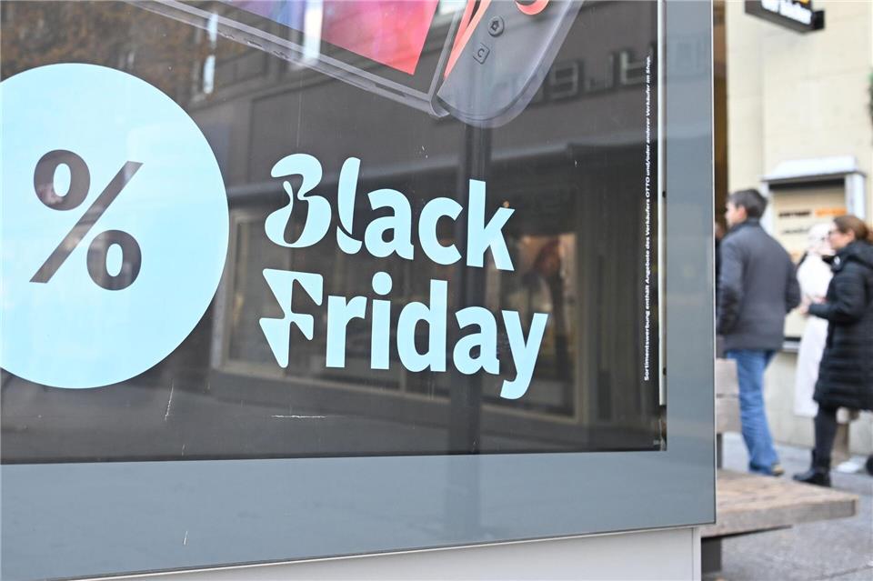 Die Black-Friday-Aktionstage sind auch in den Fußgängerzonen sehr präsent.Bernd Weißbrod/dpa