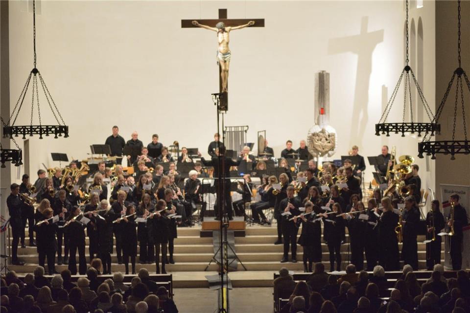 Die Blaskapelle Reken hat ihr Adventskonzert gegeben. Hendrik Vollmer war als neuer Dirigent dabei.