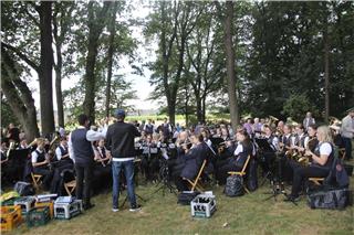 Die Blaskapelle Reken und die Vereinigten Spielleute Velen sorgten für die passende Stimmung an der Vogelstange.