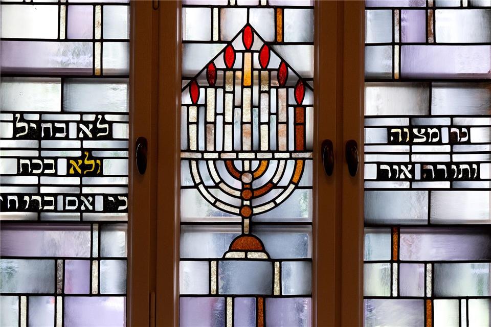 Münchner Bauhaus-Synagoge wieder eröffnet Die Bleiglasfenster zieren jüdische Ritualgegenstände, Symbole und Psalmen.Sven Hoppe/dpa