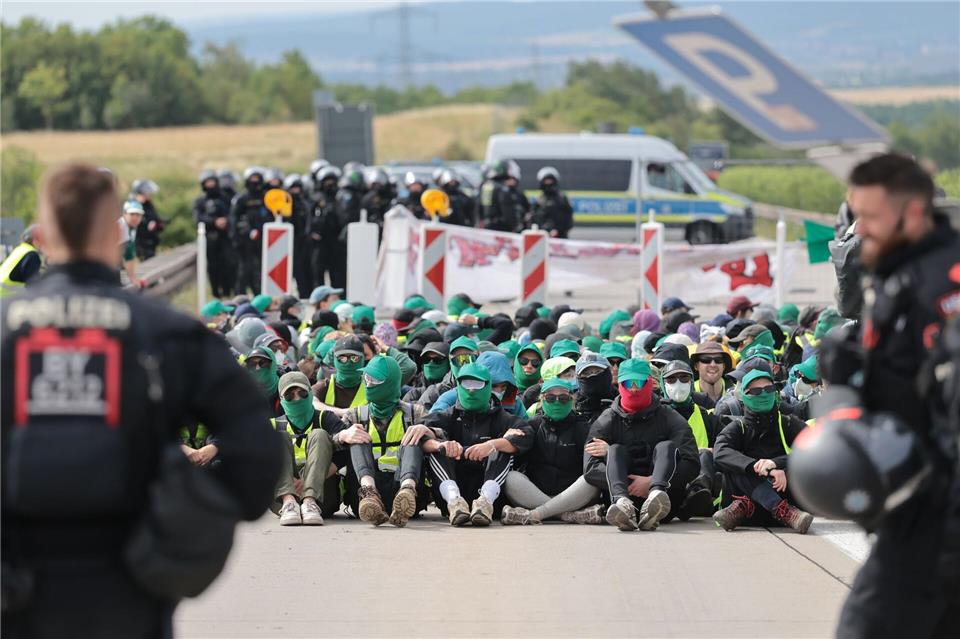 Die Blockade auf der Autobahn 71 hat sich aufgelöst.Michael Reichel/dpa