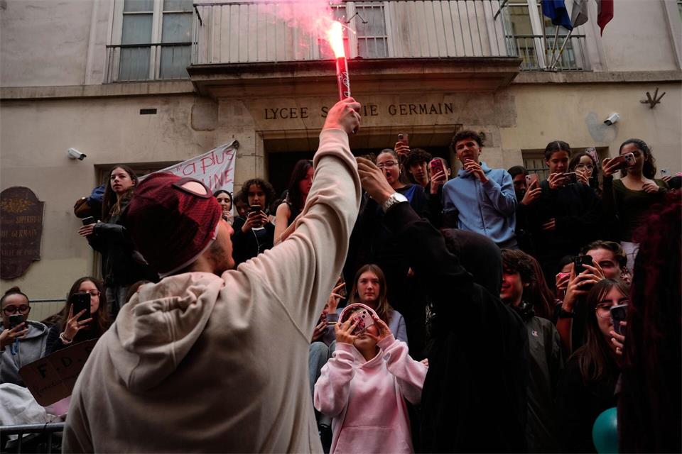 Die Blockade- und Protestaktionen an Frankreichs Schulen dauern an.Teresa Suarez/AP/dpa