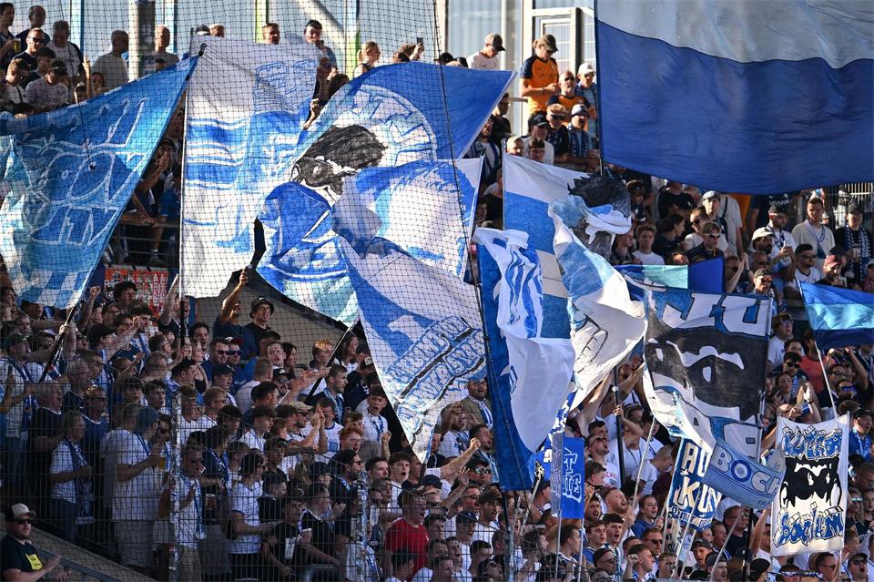 Die Bochumer Ultras haben sich zum „Hüpfverbot“ auf der Osttribüne des Ruhrstadions geäußert. (Archivbild)Swen Pförtner/dpa