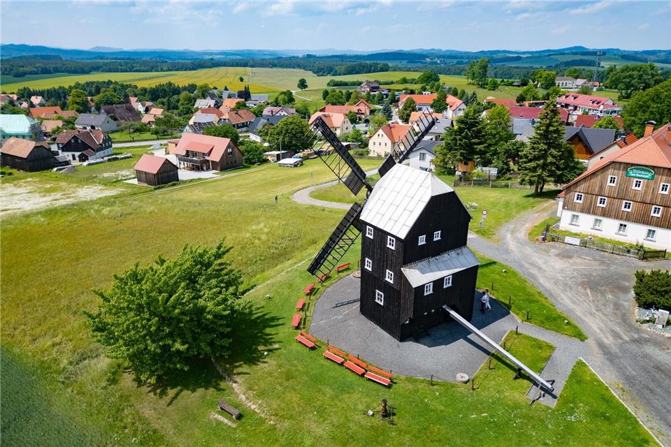 Die Bockwindmühle auf dem Pfarrberg in Kottmarsdorf. Robert Michael/dpa