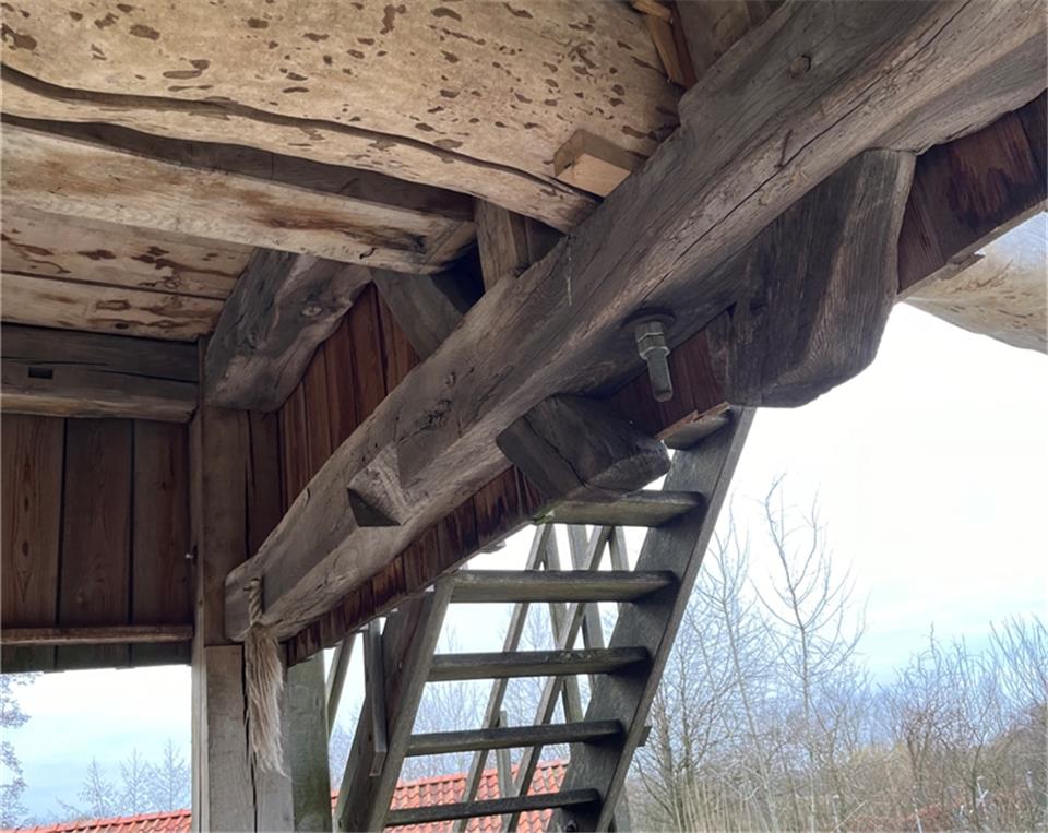 Die Bockwindmühle wurde einer Inspektion unterzogen. 