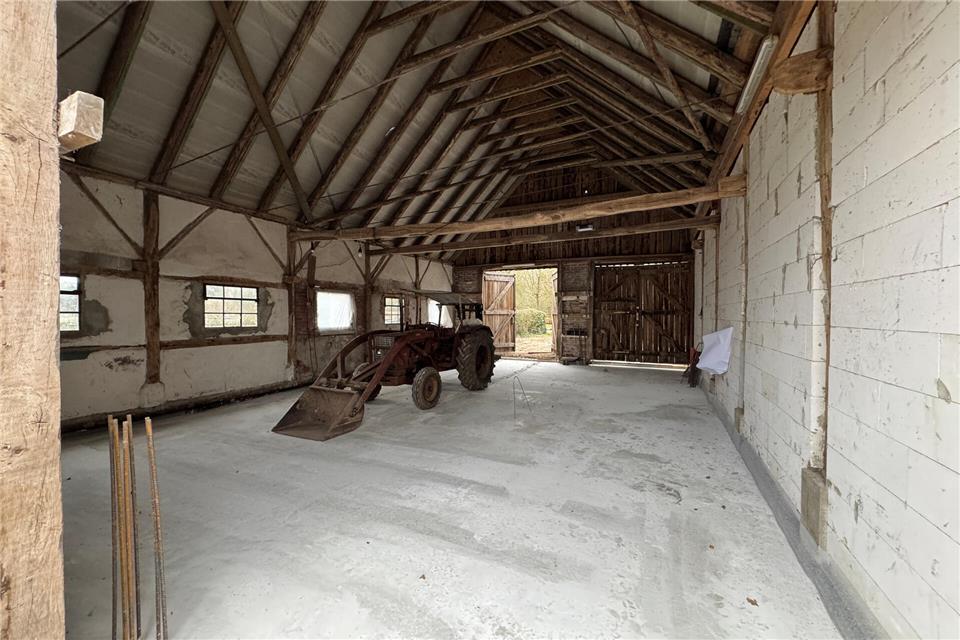 Die Bodenplatte ist bereits fertig: Hier soll im Erdgeschoss ein moderner Gruppenraum entstehen. Zudem wird eine zweite Etage eingezogen, die unter anderem für Büroräume Platz bieten wird.