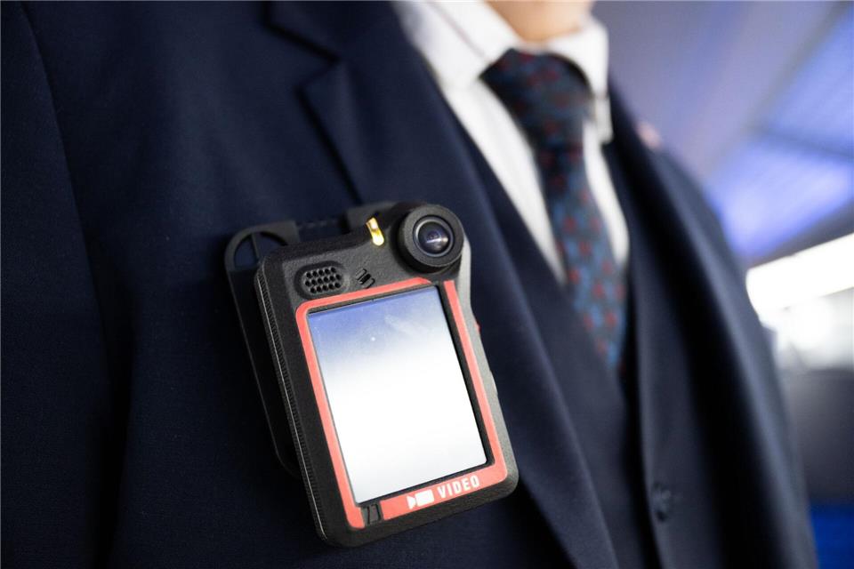 Die Bodycams der Bahn-Beschäftigten zeichnen nur Bildmaterial auf. Die Bahn hofft, dass die gesetzlichen Voraussetzungen auch für eine Tonaufzeichnung geschaffen werden. Florian Wiegand/dpa