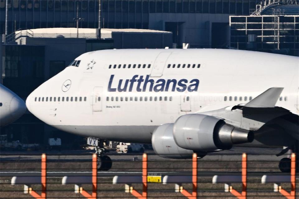 Die Boeing 747 hatte mehr als 350 Passagiere an Bord. (Symbolbild)Arne Dedert/dpa