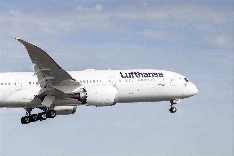 Lufthansa tauft Hoffnungsträgerin mit Problemen Die Boeing 787 ist Lufthansas Hoffnungsträger für das Drehkreuz Frankfurt. (Symbolbild)Hannes P. Albert/dpa