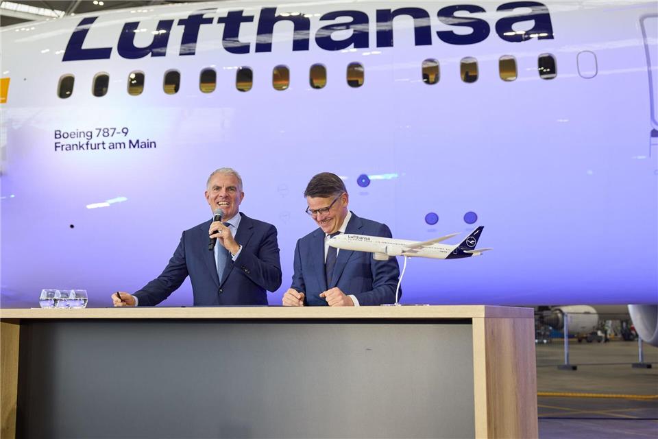 Lufthansa tauft Hoffnungsträgerin mit Problemen Die Boeing 787 ist bereits die siebte Lufthansa-Maschine, die den Namen des größten deutschen Drehkreuzes Frankfurt trägt. -/Lufthansa/dpa
