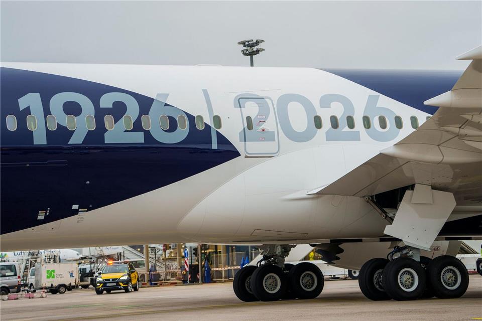 Die Boeing 787 mit „100 Jahre Kranich“-Sonderlackierung trägt die Jahreszahlen 1926 / 2026 auf der Seite.Andreas Arnold/dpa
