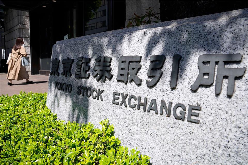 Die Börse in Tokio hat äußerst positiv auf das Rahmenabkommen zwischen dem Iran und den USA reagiert. Eugene Hoshiko/AP/dpa