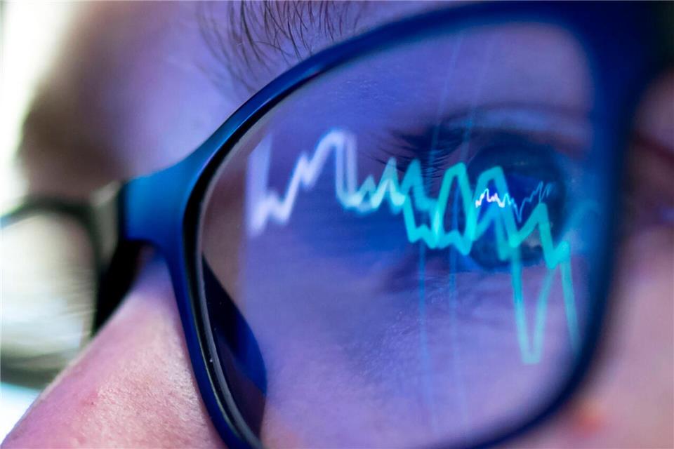 Die Börsenkurse fallen und verunsichern: Anleger sollten jetzt Ruhe bewahren, langfristig denken und auf Diversifikation setzen.Alexander Heinl/dpa/dpa-tmn