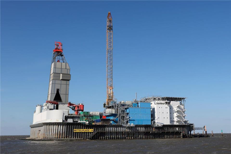 Die Bohrinsel Mittelplate liegt in der Nordsee vor der Küste von Schleswig-Holstein. Christian Charisius/dpa