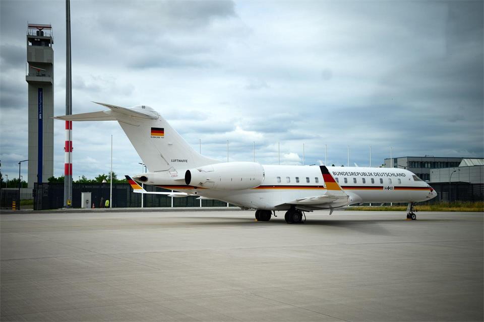 Die Bombardier Global 5000 der FlugbereitschaftBernd von Jutrczenka/dpa