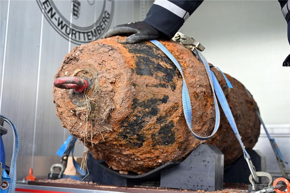 Bombe in Rastatt erfolgreich entschärft Die Bombe wiegt eine halbe Tonne.Uli Deck/dpa