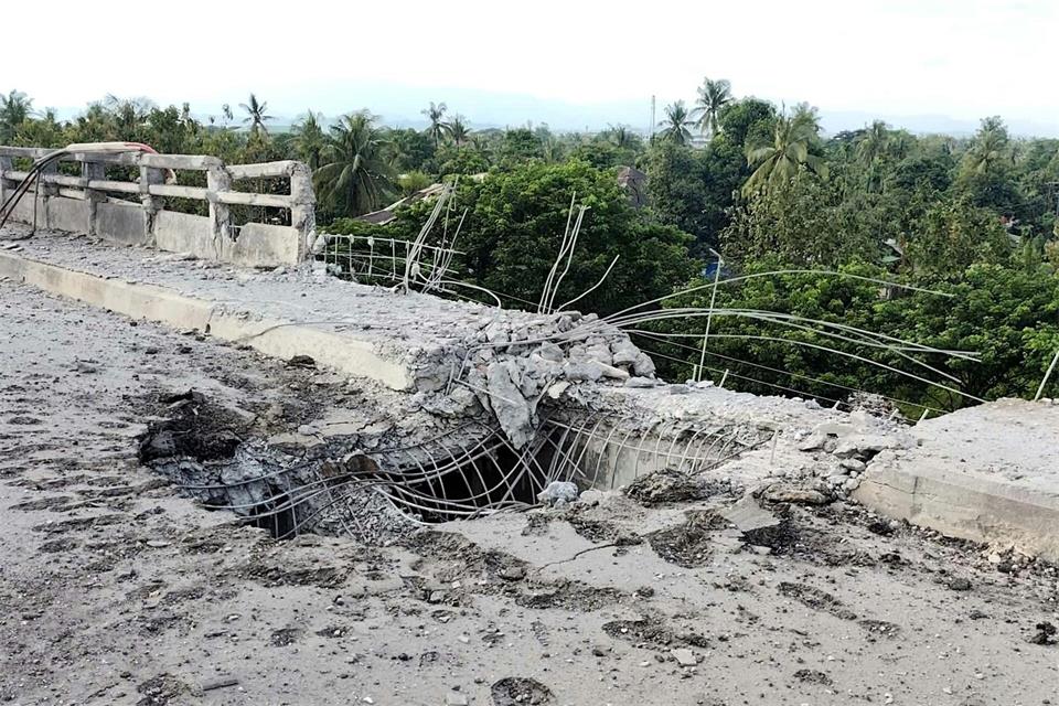 Die Bomben trafen einen Markt und eine Brücke.Uncredited/Wai Hun Aung/AP/dpa