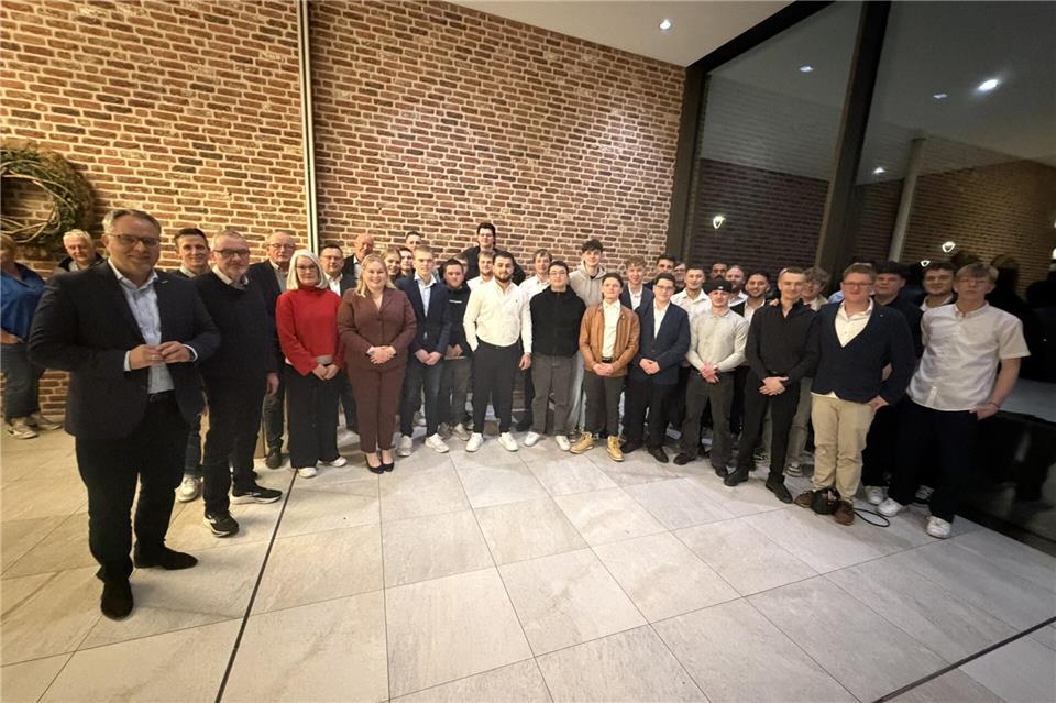 Die Borkener Absolventen freuen sich über ihre Gesellenbriefe.