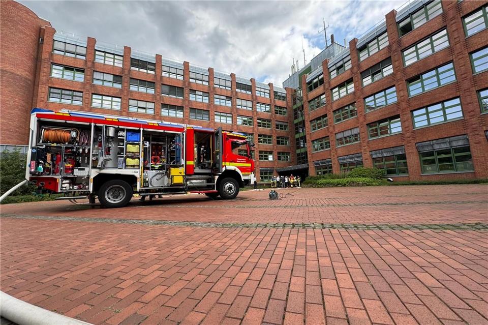Die Borkener Feuerwehr löscht derzeit einen Brand im Kreishaus.