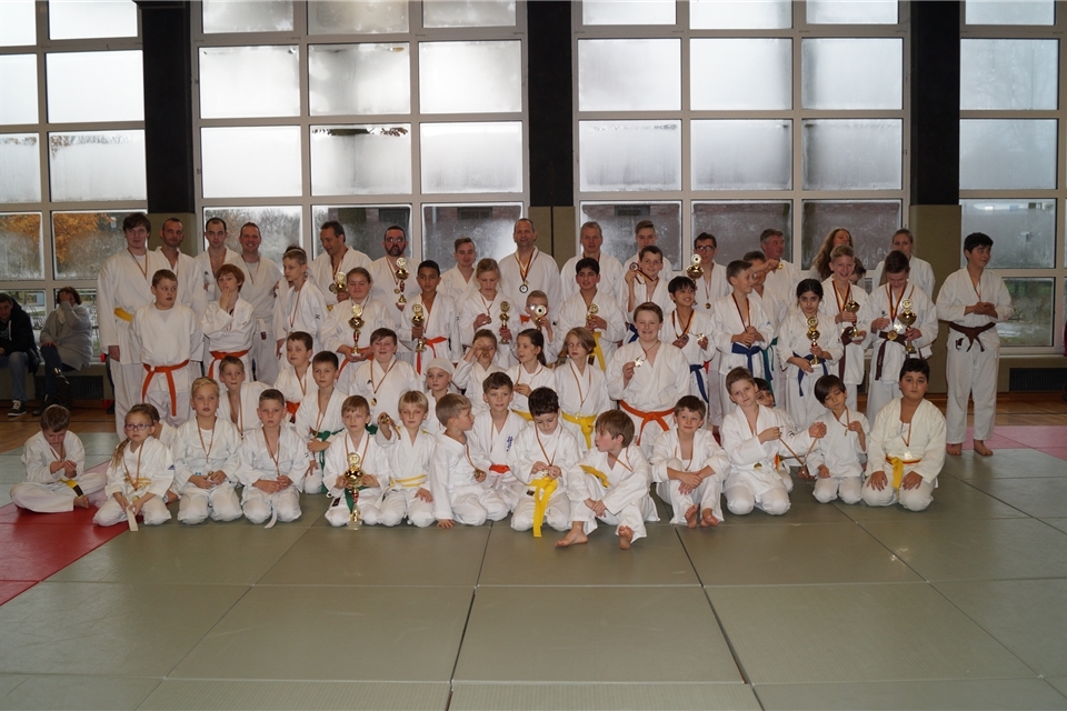 Die Borkener Karate-Kämpfer nach ihrem Wettkampf in der Remigianum-Turnhalle.