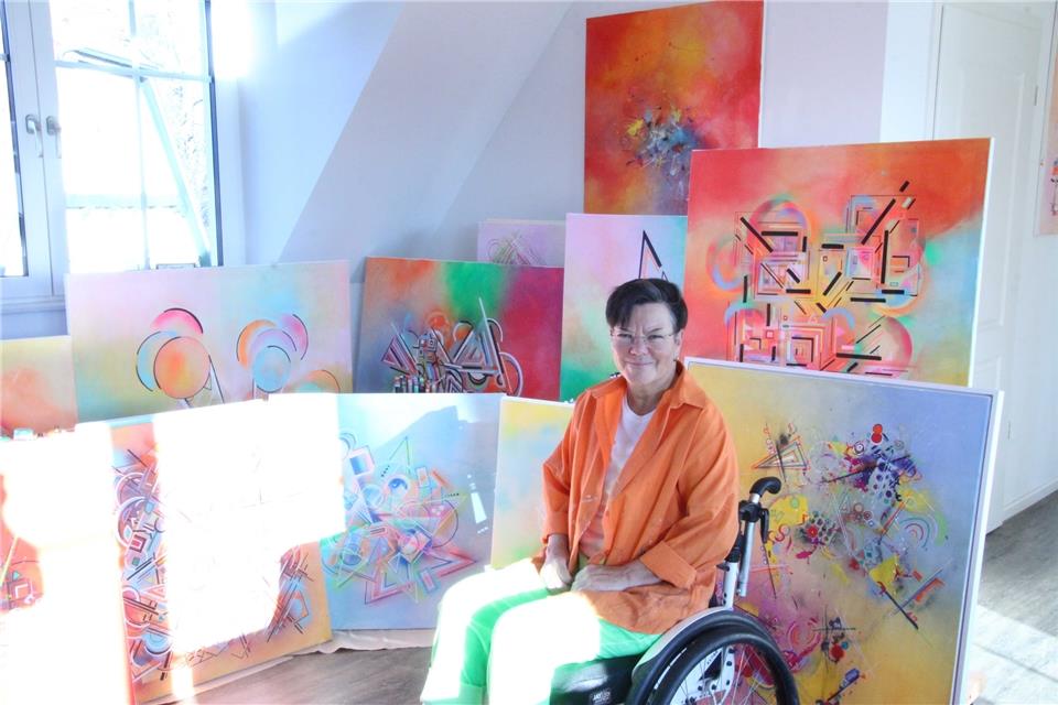 Die Borkener Künstlerin Susanne Witzig in ihrem Atelier. Sie stellt ab Donnerstag in der Münsteraner Raphaelsklinik aus.