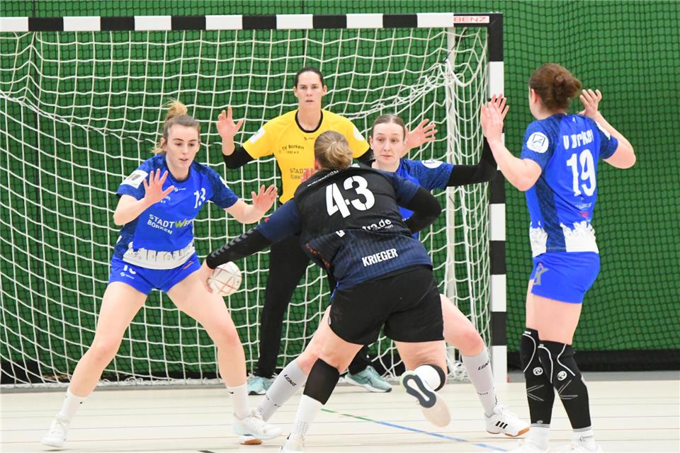 Die Borkener Oberliga-Handballerinnen (hier mit Teresa Stroick, Kira Walkenhorst und Sandra Tepferd, von links) starten mit einem Heimspiel gegen die HSG Vennikel/Rumeln/Kaldenhausen.