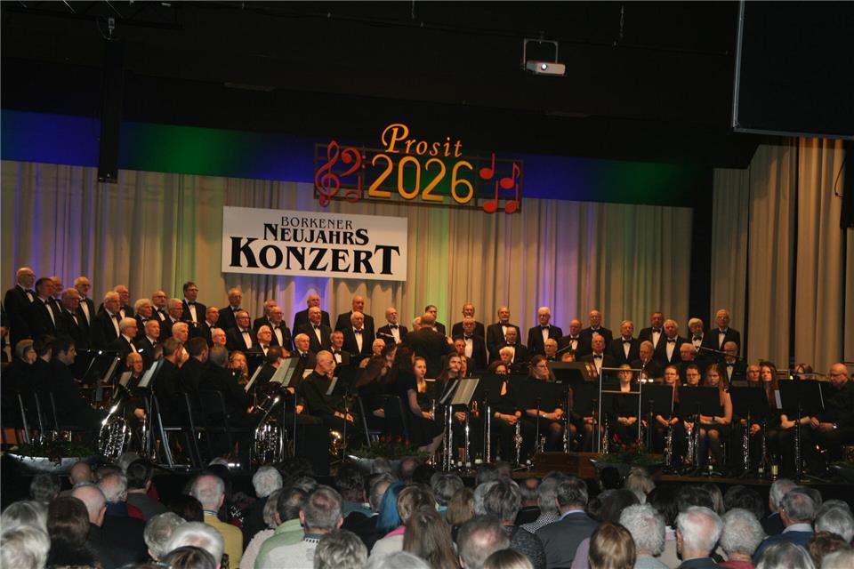 Die Borkener Sängervereinigung und das Blasorchester haben in der Stadthalle ihr Neujahrskonzert gegeben.