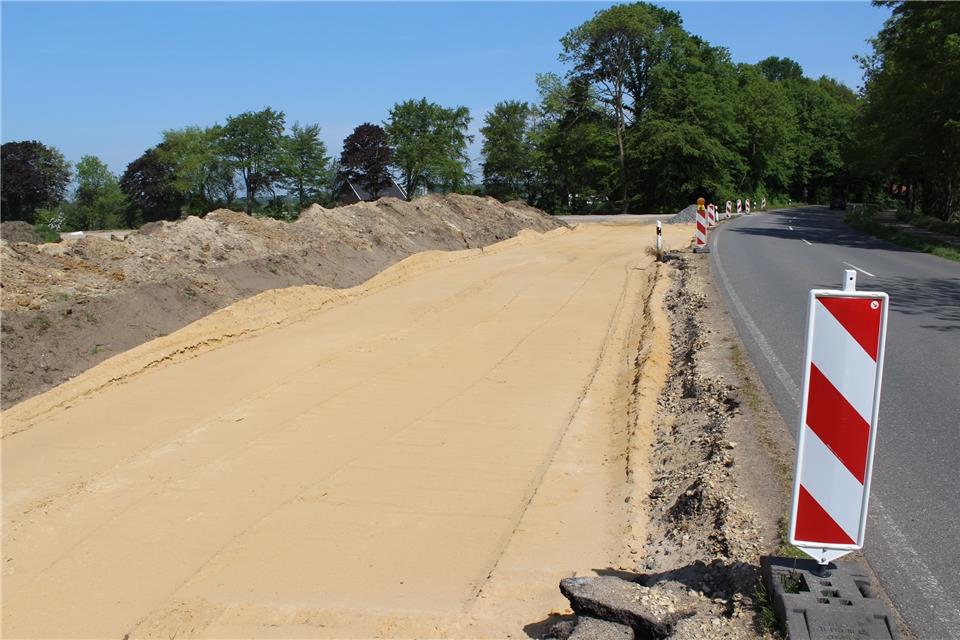 Die Borkener Straße wird für den Bau einer Abbiegerspur im Bereich der künftigen Gewerbeflächen umgestaltet.