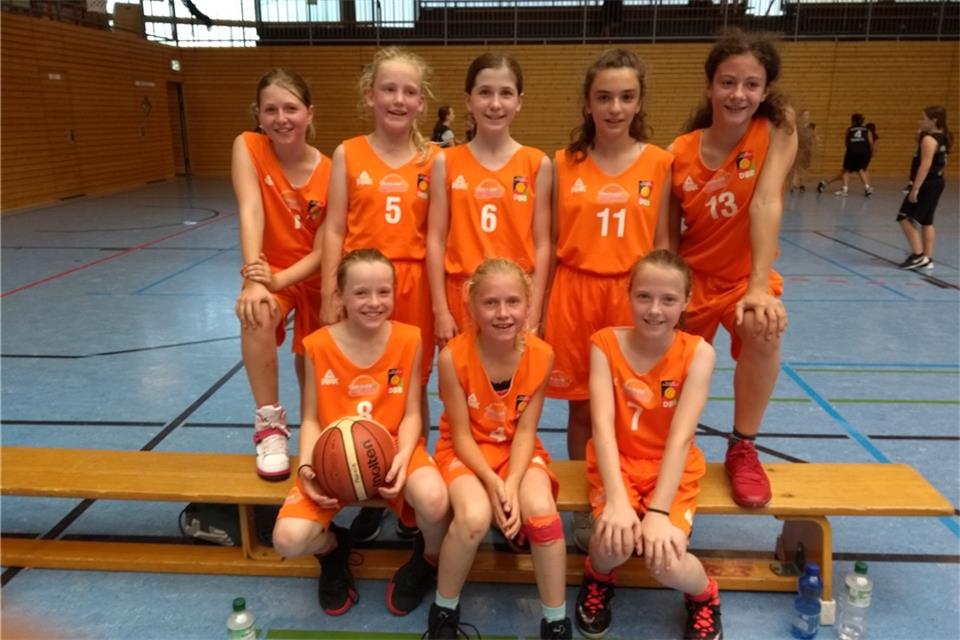 Starke RC-Mädels auf dem zweiten Rang Die Borkener U 12-Mädchen mit Ann Christin Nickel, Lotte Benning, Greta Wolter, Tebelea Baho, Caroline Daun (oben von links), Greta Osskopp, Luisa Grave und Shannon Gleba (unten von links).