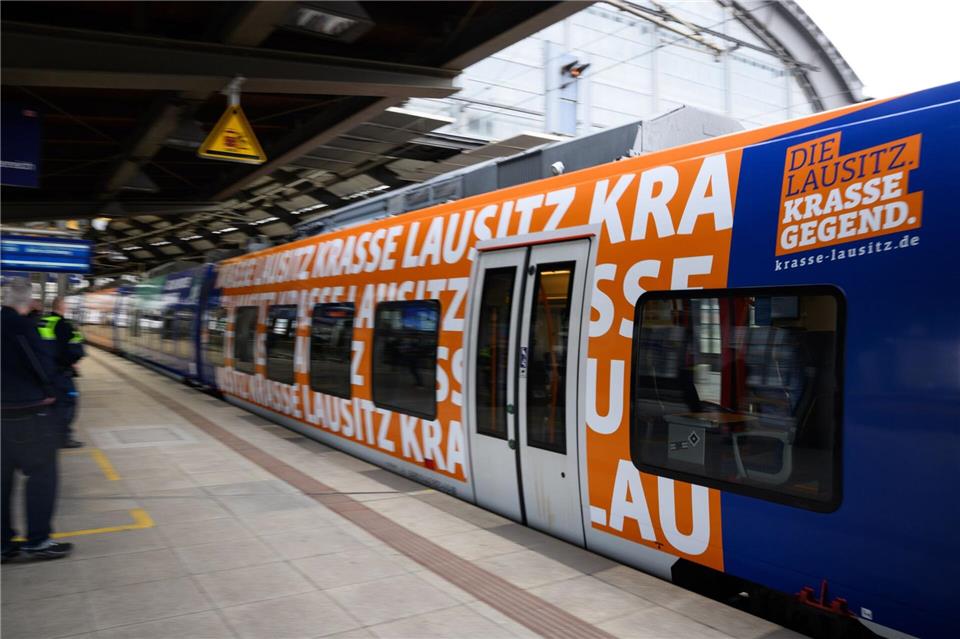 „Krasse Gegend“ Lausitz setzt auf auffällige Zugwerbung Die Botschaft „Die Lausitz - Krasse Gegend“ ist auf dem Zug nicht zu übersehen.Bernd von Jutrczenka/dpa