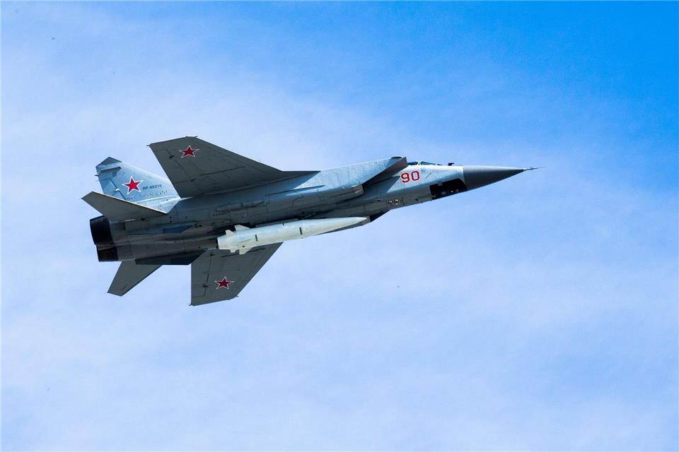 Die Botschaft der Nato ist klar: Russische Piloten gehen ein großes Risiko ein, wenn sie noch einmal alliierten Luftraum verletzten. (Archivbild)Alexander Zemlianichenko/AP/dpa