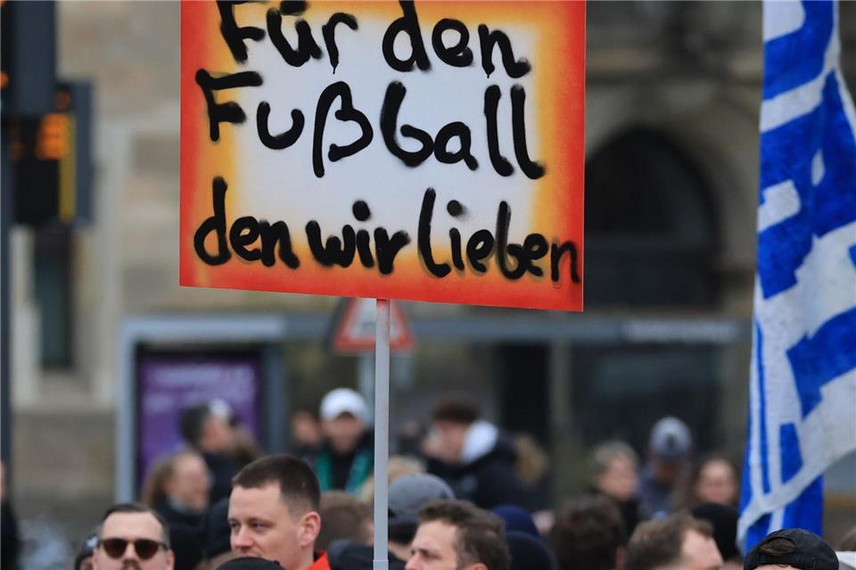 Die Botschaften der Fans waren klar. Jan Woitas/dpa