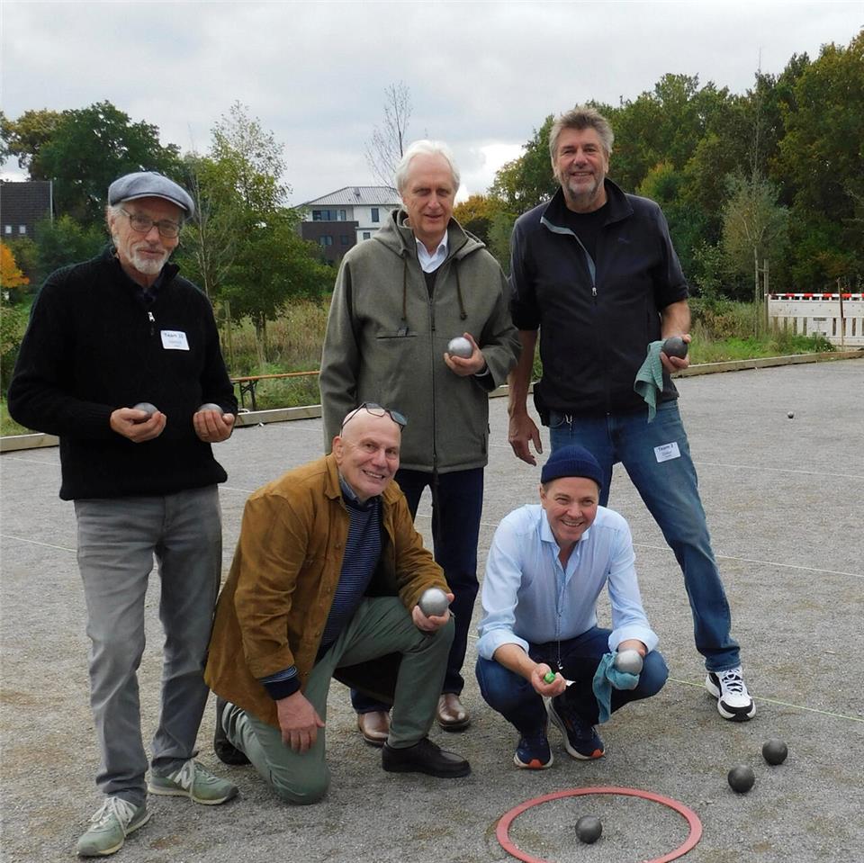 Die Boule-Freunde Borken um Sprecher Dr. Klaus Schade haben das erste Turnier am Boule-Areal am Festplatz Kalverkamp in Gemen erfolgreich organisiert.