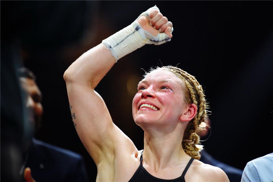 Die Boxerin Nina Meinke jubelt über ihren Sieg nach Punkten.Gregor Fischer/dpa