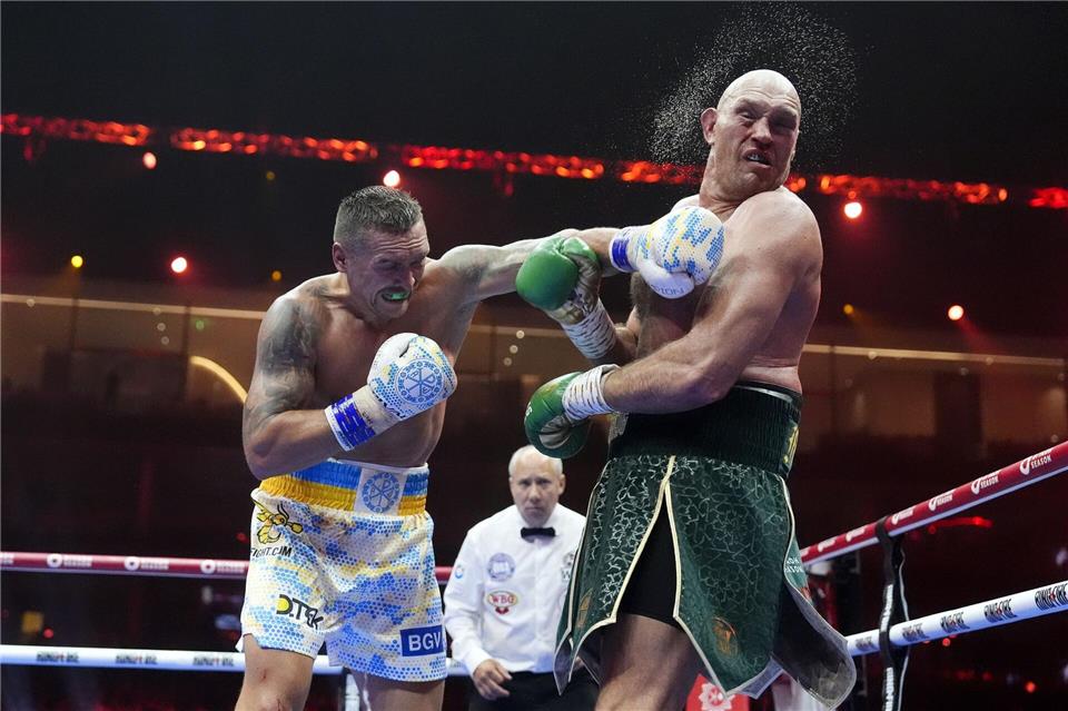 Die Boxwelt fiebert auf den Rückkampf zwischen Tyson Fury (r)  und Oleksandr Usyk hinNick Potts/PA Wire/dpa