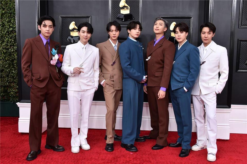 Die Boyband BTS bei den Grammys vor zwei Jahren: Sänger V (ganz links) hat nun Solo eine neue Single veröffentlicht.Jordan Strauss/Invision/AP/dpa