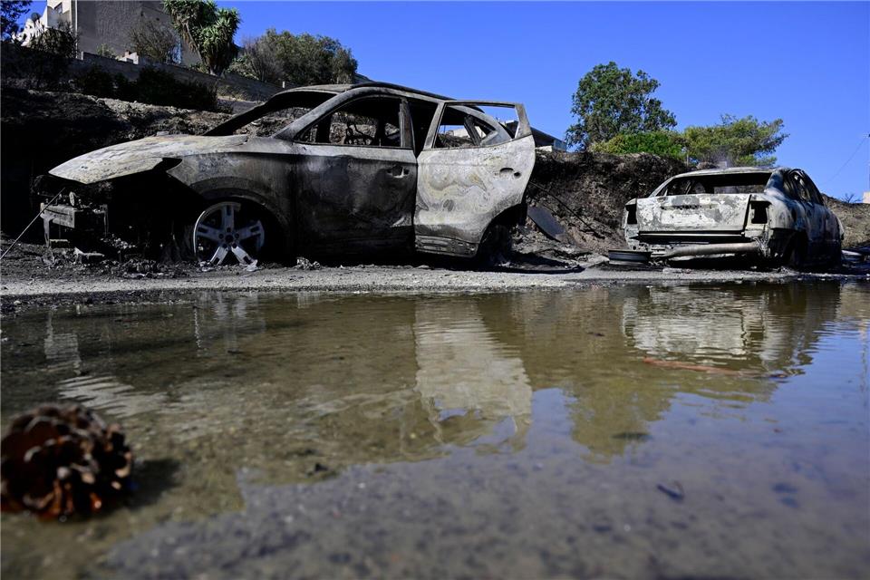 Die Brände haben hohe Schäden verursacht - Häuser und Autos verbrannten.Michael Varaklas/AP/dpa